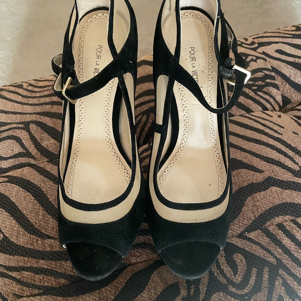 Pour La Victoire Black and Beige Heels